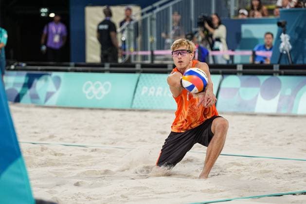 2024-08-04 Beach Volleybal - Olympic Games, Olympische Spiele, Olympia, OS Paris 2024 - Day 9 PARIS, FRANCE - AUGUST 4: Steven van de Velde of the Netherlands competing in the Men s Round of 16 during Day 9 of Beach Volleybal - Olympic Games Paris 2024 at Eiffel Tower Stadium on August 4, 2024 in Paris, France. (Photo by Andre Weening BSR Agency) Paris France Content not available for redistribution in The Netherlands directly or indirectly through any third parties. Copyright: xBSRxAgencyx
