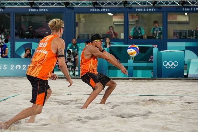 2024-08-04 Beach Volleybal - Olympic Games, Olympische Spiele, Olympia, OS Paris 2024 - Day 9 PARIS, FRANCE - AUGUST 4: Matthew Immers of the Netherlands and Steven van de Velde of the Netherlands competing in the Men s Round of 16 during Day 9 of Beach Volleybal - Olympic Games Paris 2024 at Eiffel Tower Stadium on August 4, 2024 in Paris, France. (Photo by Andre Weening BSR Agency) Paris France Content not available for redistribution in The Netherlands directly or indirectly through any third parties. Copyright: xBSRxAgencyx