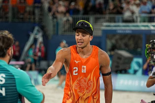 2024-08-04 Beach Volleybal - Olympic Games, Olympische Spiele, Olympia, OS Paris 2024 - Day 9 PARIS, FRANCE - AUGUST 4: Matthew Immers of the Netherlands competing in the Men s Round of 16 during Day 9 of Beach Volleybal - Olympic Games Paris 2024 at Eiffel Tower Stadium on August 4, 2024 in Paris, France. (Photo by Andre Weening BSR Agency) Paris France Content not available for redistribution in The Netherlands directly or indirectly through any third parties. Copyright: xBSRxAgencyx