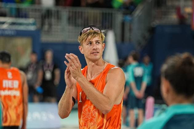 2024-08-04 Beach Volleybal - Olympic Games, Olympische Spiele, Olympia, OS Paris 2024 - Day 9 PARIS, FRANCE - AUGUST 4: Steven van de Velde of the Netherlands competing in the Men s Round of 16 during Day 9 of Beach Volleybal - Olympic Games Paris 2024 at Eiffel Tower Stadium on August 4, 2024 in Paris, France. (Photo by Andre Weening BSR Agency) Paris France Content not available for redistribution in The Netherlands directly or indirectly through any third parties. Copyright: xBSRxAgencyx