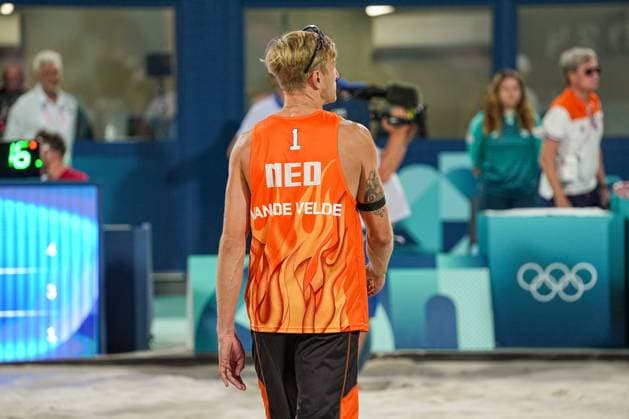 2024-08-04 Beach Volleybal - Olympic Games, Olympische Spiele, Olympia, OS Paris 2024 - Day 9 PARIS, FRANCE - AUGUST 4: Steven van de Velde of the Netherlands competing in the Men s Round of 16 during Day 9 of Beach Volleybal - Olympic Games Paris 2024 at Eiffel Tower Stadium on August 4, 2024 in Paris, France. (Photo by Andre Weening BSR Agency) Paris France Content not available for redistribution in The Netherlands directly or indirectly through any third parties. Copyright: xBSRxAgencyx