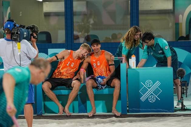 2024-08-04 Beach Volleybal - Olympic Games, Olympische Spiele, Olympia, OS Paris 2024 - Day 9 PARIS, FRANCE - AUGUST 4: Matthew Immers of the Netherlands and Steven van de Velde of the Netherlands competing in the Men s Round of 16 during Day 9 of Beach Volleybal - Olympic Games Paris 2024 at Eiffel Tower Stadium on August 4, 2024 in Paris, France. (Photo by Andre Weening BSR Agency) Paris France Content not available for redistribution in The Netherlands directly or indirectly through any third parties. Copyright: xBSRxAgencyx