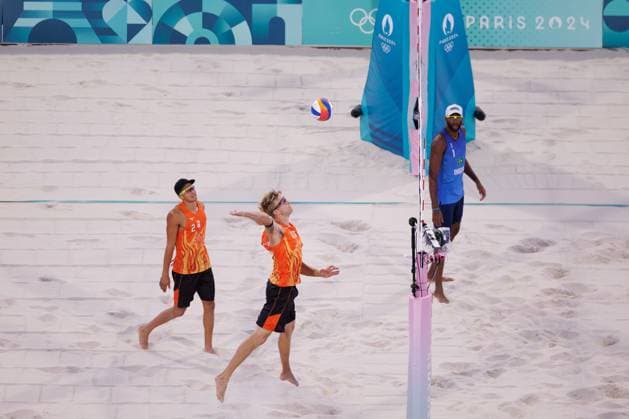 Steven Van De Velde and Matthew Immers of the Netherlands during the during the Men s Preliminary Pase Pool B match of the Beach volleyball, Beachvolleyball Paris 2024 Olympic Games, Olympische Spiele, Olympia, OS Day Nine, Paris, France - 04 Aug 2024  Copyright: xRyanxBrowne Shutterstockx 14616663mf