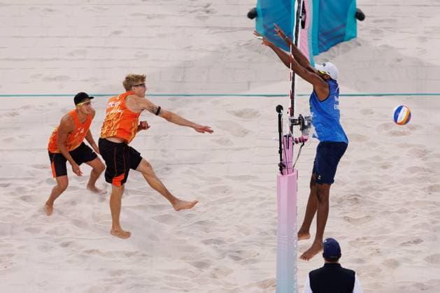 Steven Van De Velde and Matthew Immers of the Netherlands during the during the Men s Preliminary Pase Pool B match of the Beach volleyball, Beachvolleyball Paris 2024 Olympic Games, Olympische Spiele, Olympia, OS Day Nine, Paris, France - 04 Aug 2024  Copyright: xRyanxBrowne Shutterstockx 14616663me