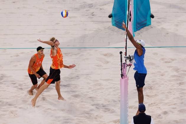 Steven Van De Velde and Matthew Immers of the Netherlands during the during the Men s Preliminary Pase Pool B match of the Beach volleyball, Beachvolleyball Paris 2024 Olympic Games, Olympische Spiele, Olympia, OS Day Nine, Paris, France - 04 Aug 2024  Copyright: xRyanxBrowne Shutterstockx 14616663mc