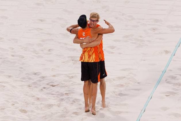 Steven Van De Velde and Matthew Immers of the Netherlands during the during the Men s Preliminary Pase Pool B match of the Beach volleyball, Beachvolleyball Paris 2024 Olympic Games, Olympische Spiele, Olympia, OS Day Nine, Paris, France - 04 Aug 2024  Copyright: xRyanxBrowne Shutterstockx 14616663lv