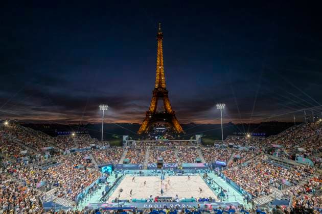 August 4, 2024, Paris, Ile de France, France: August 4, 2024: Beach volleyball, Beachvolleyball match between the United States and Italy with the Eiffel Tower in the background. Paris France - ZUMAh234 20240804_oly_h234_010 Copyright: xMarkxEdwardxHarrisx