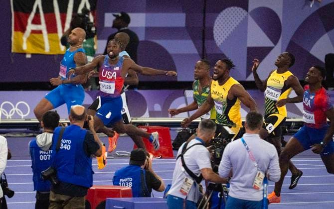 Bilder des Jahres 2024, Sport 08 August Sport Themen der Woche KW31 Sport Bilder des Tages August 4, 2024, Paris, France: Paris 2024: Athletics - USAÃ¢â‚¬â ¢s NOAH LYLES, middle, JamaicaÃ¢â‚¬â ¢s KISHANE THOMPSON, right, and USAÃ¢â‚¬â ¢s FRED KERLEY, far right, just after the finish line. They won gold, silver, bronze in the menÃ¢â‚¬â ¢s 100m race during the XXXIII Olympic Games, Olympische Spiele, Olympia, OS 2024. Lyles won Gold and Thompson silver. Photographs by Paris France - ZUMAa35_ 20240804_zaf_a35_007 Copyright: xDanielxA.xAndersonx