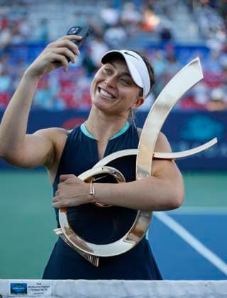 August 4, 2024: Paula Badosa (ESP) takes a selfie at center court with the championship trophy after the final of the 2024 Mubadala Citi DC Open tennis tournament being played at Rock Creek Park Tennis Center in Washington, D.C. CSM District Of Columbia United States of America - ZUMAc04_ 20240804_zma_c04_262 Copyright: xJustinxCooperx