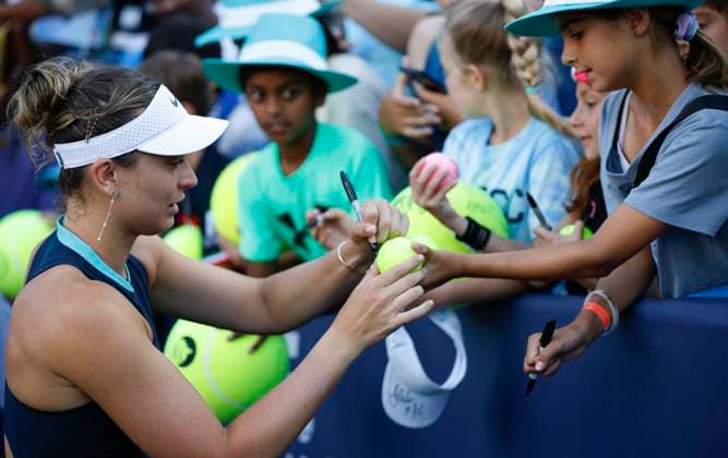 August 4, 2024: Paula Badosa (ESP) signs autographs for young fans after final of the 2024 Mubadala Citi DC Open tennis tournament being played at Rock Creek Park Tennis Center in Washington, D.C. CSM District Of Columbia United States of America - ZUMAc04_ 20240804_zma_c04_267 Copyright: xJustinxCooperx