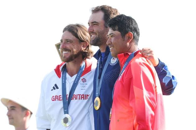 (L to R) Tommy Fleetwood (GBR), Scottie Scheffler (USA), Hideki Matsuyama (JPN), AUGUST 4, 2024 - Golf : Medal Ceremony during the Paris 2024 Olympic Games, Olympische Spiele, Olympia, OS at Golf National in Saint-Quentin-en-Yvelines, France. Noxthirdxpartyxsales  (262085050)