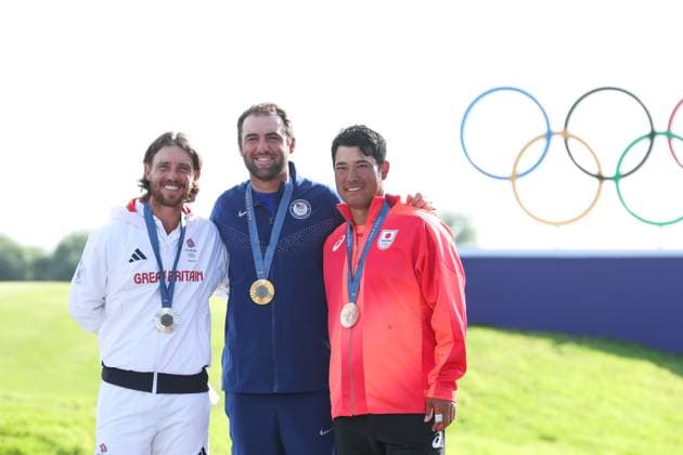 (L to R) Tommy Fleetwood (GBR), Scottie Scheffler (USA), Hideki Matsuyama (JPN), AUGUST 4, 2024 - Golf : Medal Ceremony during the Paris 2024 Olympic Games, Olympische Spiele, Olympia, OS at Golf National in Saint-Quentin-en-Yvelines, France. Noxthirdxpartyxsales  (262085053)