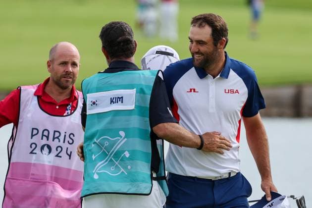 (240804) -- PARIS, Aug. 4, 2024 -- Scottie Scheffler (R) of the United States reacts during the men s individual stroke play round 4 of golf at the Paris 2024 Olympic Games, Olympische Spiele, Olympia, OS in Paris, France, Aug. 4, 2024. ) (PARIS2024) FRANCE-PARIS-OLY-GOLF ZhuxZheng 