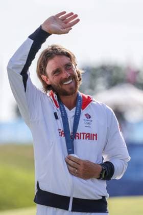 (240804) -- PARIS, Aug. 4, 2024 -- Silver medalist Scottie Scheffler of the United States attends the victory ceremony for the men s individual stroke play of golf at the Paris 2024 Olympic Games, Olympische Spiele, Olympia, OS in Paris, France, Aug. 4, 2024. ) (PARIS2024) FRANCE-PARIS-OLY-GOLF ZhuxZheng 