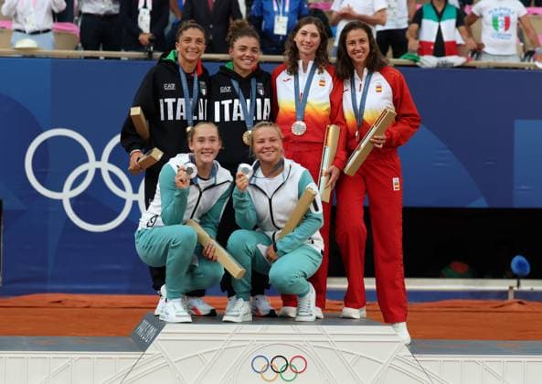 Sport Themen der Woche KW31 Sport Bilder des Tages (240804) -- PARIS, Aug. 4, 2024 -- Gold medalists Sara Errani (1st L rear) Jasmine Paolini (2nd L rear) of Italy, silver medalists Mirra Andreeva (L front) Diana Shnaider(R front) of AIN and bronze medalists Cristina Bucsa (2nd R rear) Sara Sorribes Tormo (1st R rear) of Spain pose for photos during the victory ceremony of women s doubles of tennis at the Paris 2024 Olympic Games, Olympische Spiele, Olympia, OS in Paris, France, on Aug. 4, 2024. ) (PARIS2024)FRANCE-PARIS-OLY-TENNIS GaoxJing 