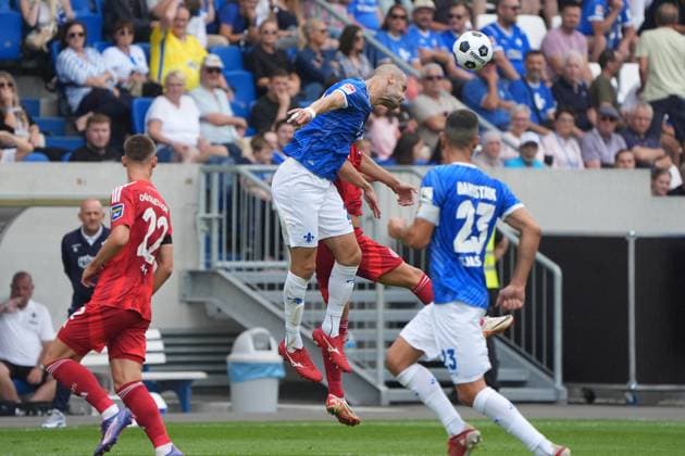Header defense Aleksandar Vukotic SV Darmstadt 98, 20 04 08 2024 2 Bundesliga, season 24 25 SV Darmstadt 98 vs Fortuna Düsseldorf, Stadion am Boellenfalltor, emonline, emspor,
