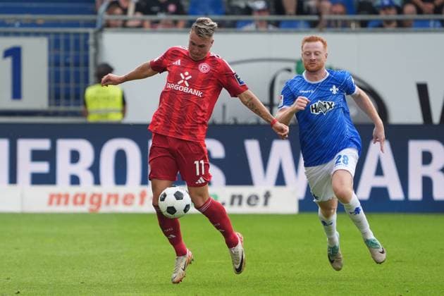 Felix Klaus Fortuna Düsseldorf, 11 vs Paul Will SV Darmstadt 98, 28 04 08 2024 2 Bundesliga, season 24 25 SV Darmstadt 98 vs Fortuna Düsseldorf, Stadion am Boellenfalltor, emonline, emspor,