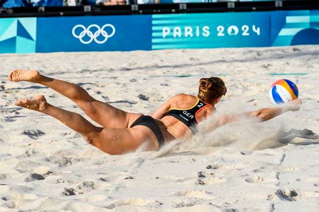 FRA, Summer Olympics Paris 2024, Beach volleyball, Womens round of 16, MULLER TILLMANN GER vs TINA ANASTASIJA 05 08 2024, Champ de Mars, Paris, FRA, Summer Olympics Paris 2024, Beach volleyball, Womens round of 16, MULLER TILLMANN GER vs TINA ANASTASIJA , pictured TILLMANN Cinja GER cannot save the ball nordphotoxGmbHx xStraubmeier nph00004