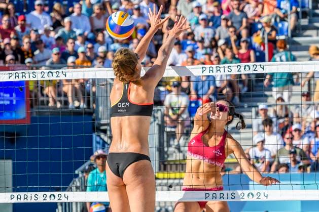 FRA, Summer Olympics Paris 2024, Beach Volleyball, Womens Round of 16, MULLER TILLMANN GER vs TINA ANASTASIJA 05 08 2024, Champ de Mars, Paris, FRA, Summer Olympics Paris 2024, Beach Volleyball, Womens Round of 16, MULLER TILLMANN GER vs TINA ANASTASIJA , pictured MULLER Svenja GER cannot stop the ball from ANASTASIJA SAMOILOVA LAT nordphotoxGmbHx xStraubmeier nph00004