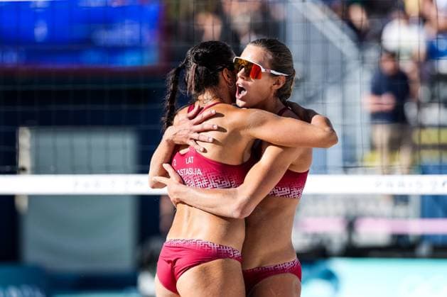 FRA, Paris, Olympic Games Paris 2024, 05 08 2024, Beach Volleyball Womens Round of 16, Eiffel Tower Centre Court Svenja Müller and Cinja Tillmann Germany play against Tina Graudina and Anastasija Samoilova Latvia Graudina and Samoilova are celebrating in each others arms Copyright: HMBxMedia SteffiexWunderl