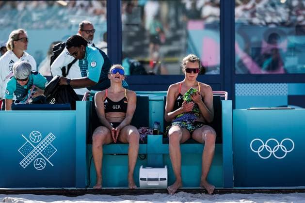 FRA, Paris, Olympic Games Paris 2024, 05 08 2024, Beach Volleyball Womens Round of 16, Eiffel Tower Centre Court Svenja Müller and Cinja Tillmann Germany play against Tina Graudina and Anastasija Samoilova Latvia Tillmann and Müller dejected, frustrated, sad on the bench after the tournament exit Copyright: HMBxMedia SteffiexWunderl