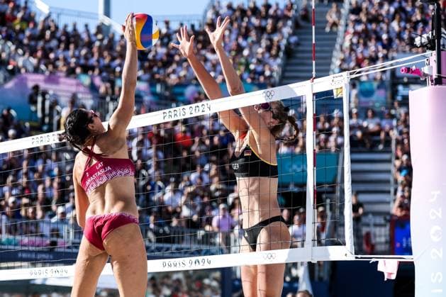 FRA, Paris, Olympic Games Paris 2024, 05 08 2024, Beach Volleyball Womens Round of 16, Eiffel Tower Centre Court Svenja Müller and Cinja Tillmann Germany play against Tina Graudina and Anastasija Samoilova Latvia Anastasija Samoilova Latvia, 2 hits the ball, Svenja Müller Germany, 1 tries to block Copyright: HMBxMedia SteffiexWunderl