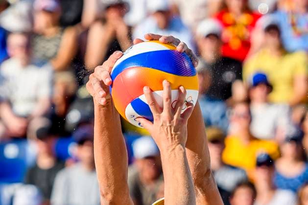 FRA, Summer Olympics Paris 2024, Beach Volleyball, Womens Round of 16, MULLER TILLMANN GER vs TINA ANASTASIJA 05 08 2024, Champ de Mars, Paris, FRA, Summer Olympics Paris 2024, Beach Volleyball, Womens Round of 16, MULLER TILLMANN GER vs TINA ANASTASIJA , in the picture feature fighting for the ball over the net nordphotoxGmbHx xStraubmeier nph00004