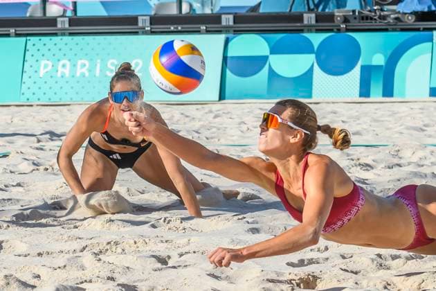 FRA, Summer Olympics Paris 2024, Beach Volleyball, Womens Round of 16, MULLER TILLMANN GER vs TINA ANASTASIJA 05 08 2024, Champ de Mars, Paris, FRA, Summer Olympics Paris 2024, Beach Volleyball, Womens Round of 16, MULLER TILLMANN GER vs TINA ANASTASIJA , in the picture TILLMANN Cinja GER watches TINA GRAUDINA LAT nordphotoxGmbHx xStraubmeier nph00004