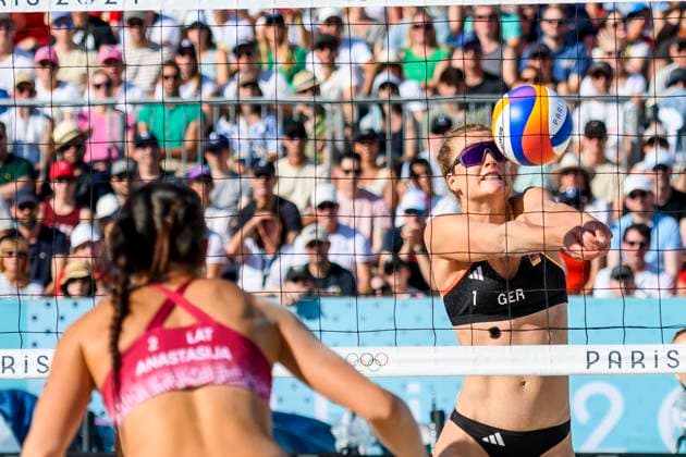 FRA, Summer Olympics Paris 2024, Beach Volleyball, Womens Round of 16, MULLER TILLMANN GER vs TINA ANASTASIJA 05 08 2024, Champ de Mars, Paris, FRA, Summer Olympics Paris 2024, Beach Volleyball, Womens Round of 16, MULLER TILLMANN GER vs TINA ANASTASIJA , pictured ANASTASIJA SAMOILOVA LAT with MULLER Svenja GER nordphotoxGmbHx xStraubmeier nph00004