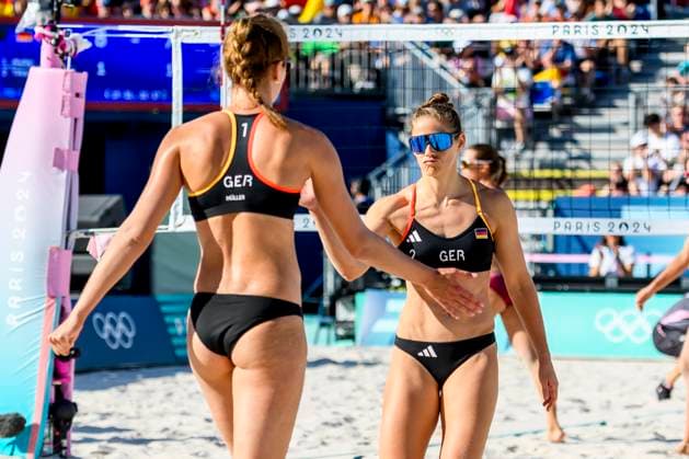 FRA, Summer Olympics Paris 2024, Beach Volleyball, Womens Round of 16, MULLER TILLMANN GER vs TINA ANASTASIJA 05 08 2024, Champ de Mars, Paris, FRA, Summer Olympics Paris 2024, Beach Volleyball, Womens Round of 16, MULLER TILLMANN GER vs TINA ANASTASIJA , in the picture Out for MULLER Svenja GER and TILLMANN Cinja GER disappointed disappointed sad dissapointed nordphotoxGmbHx xStraubmeier nph00004