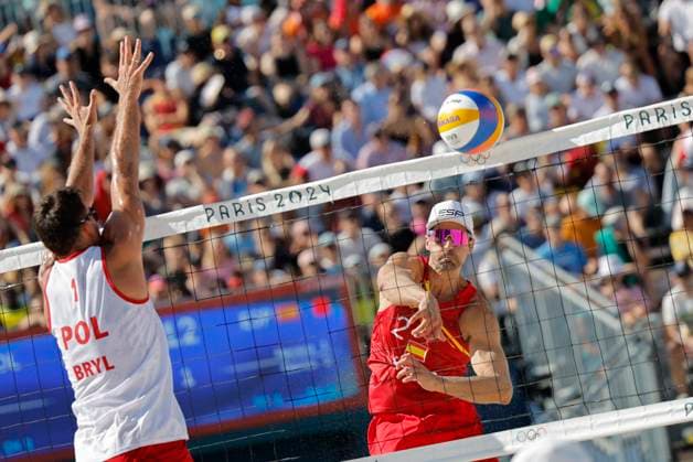 Adrian Gavira (R), of Spain, in action against Michal Bryl (L), of Poland, during their Men s beach volley round of 16 Poland vs. Spain as part of Paris 2024 Olympic Games, Olympische Spiele, Olympia, OS in Paris, France, 05 August 2024. Men s beach volley round of 16 Poland vs. Spain !ACHTUNG: NUR REDAKTIONELLE NUTZUNG!  Copyright: xLavandeiraxJrx EVE454 20240805-55014343484_1