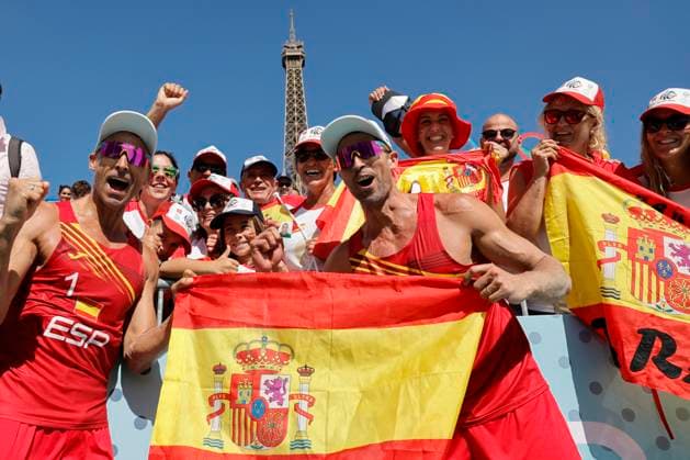 Sport Bilder des Tages Pablo Herrera (L) and Adrian Gavira (R), of Spain, celebrate with their supporters after they defeated Polish player Michal Bryl and Bartosz Losiak in their Men s beach volley round of 16 Poland vs. Spain as part of Paris 2024 Olympic Games, Olympische Spiele, Olympia, OS in Paris, France, 05 August 2024. Men s beach volley round of 16 Poland vs. Spain !ACHTUNG: NUR REDAKTIONELLE NUTZUNG!  Copyright: xLavandeiraxJrx EVE457 20240805-55014343526_1