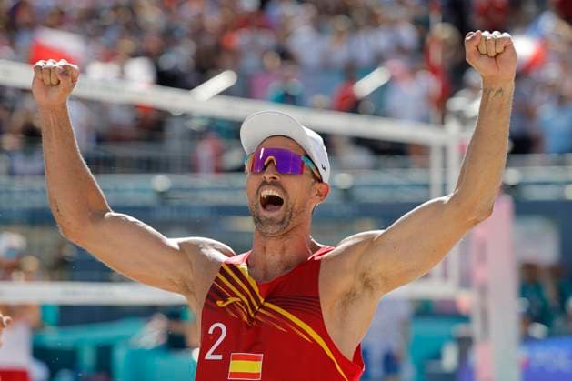 Adrian Gavira, of Spain, celebrate with their supporters after they defeated Polish player Michal Bryl and Bartosz Losiak in their Men s beach volley round of 16 Poland vs. Spain as part of Paris 2024 Olympic Games, Olympische Spiele, Olympia, OS in Paris, France, 05 August 2024. Men s beach volley round of 16 Poland vs. Spain !ACHTUNG: NUR REDAKTIONELLE NUTZUNG!  Copyright: xLavandeiraxJrx EVE462 20240805-55014343583_1