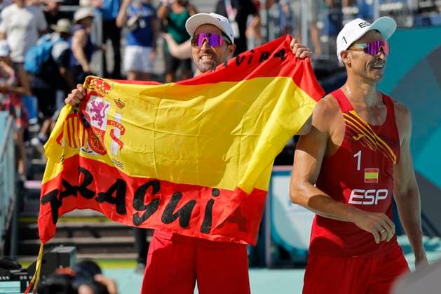 Sport Bilder des Tages Pablo Herrera (R) and Adrian Gavira (L), of Spain, celebrate after they defeated Polish player Michal Bryl and Bartosz Losiak in their Men s beach volley round of 16 Poland vs. Spain as part of Paris 2024 Olympic Games, Olympische Spiele, Olympia, OS in Paris, France, 05 August 2024. Men s beach volley round of 16 Poland vs. Spain !ACHTUNG: NUR REDAKTIONELLE NUTZUNG!  Copyright: xLavandeiraxJrx EVE465 20240805-55014343637_1