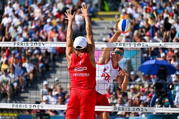 Olympic Games Beach Volleyball Paris 05 08 2024 Round of 16, Men, POL ESP, Michal Bryl 1, POL , against Pablo Allepuz Herrera, Copyright: xBEAUTIFULxSPORTS TomxBlochx
