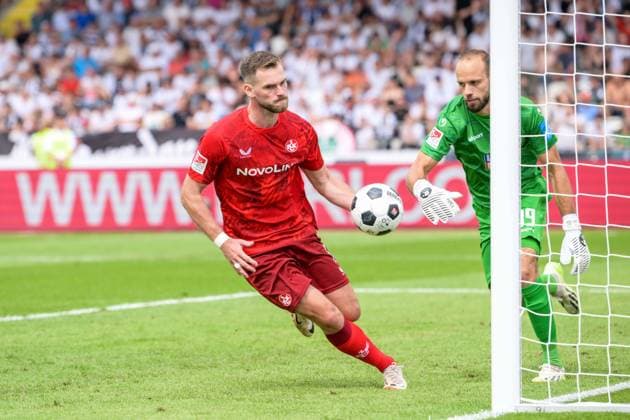 Fußball, 2. Bundesliga, 20240804, SSV Ulm 1846 - 1. FC Kaiserslautern. Im Bild Boris TOMIAK (1. FC Kaiserslautern, 2) schnappt nach Tor Elfmeter Christian ORTAG (SSV Ulm 1846, 39) Ball vor Nase weg. Ulm Donaustadion Baden-Württemberg Deutschland *** Soccer, 2 Bundesliga, 20240804, SSV Ulm 1846 1 FC Kaiserslautern In the picture Boris TOMIAK 1 FC Kaiserslautern, 2 grabs penalty kick after goal Christian ORTAG SSV Ulm 1846, 39 Ball in front of nose Ulm Donaustadion Baden Württemberg Germany Copyright: Passion2Press MarkusxFischerx