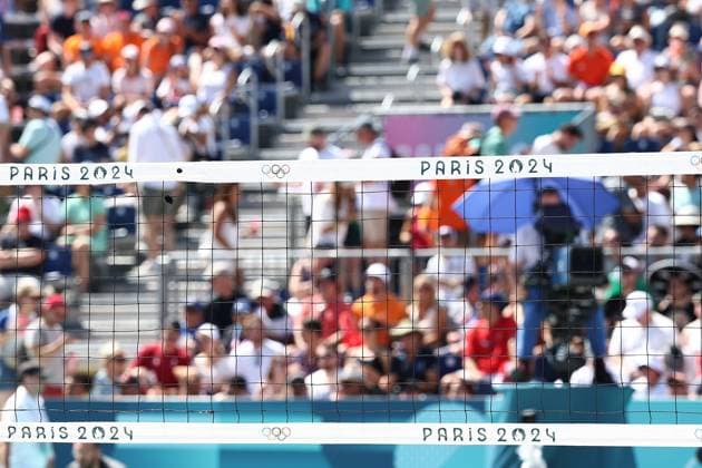 PARIS, 05 -08-2024, Champs-de-Mars, Olympic Games, Olympische Spiele, Olympia, OS Paris, beachvollybal women eighth final, with Katja Stam and RaÃ¯sa Schoon France: beachvollybal women, eighth final (Paris 2024)  x25948025x Copyright: