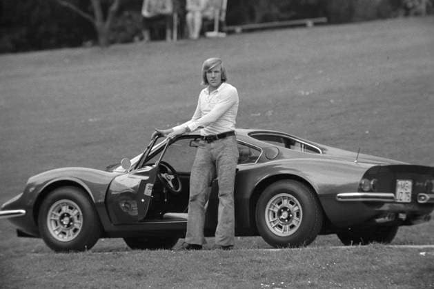 Archivbilder der Woche SPORT KW32 Guenter Theodor Netzer (* 14. September 1944 in Moenchengladbach) ist ein ehemaliger deutscher Fussbalöprofi, der hauptsaechlich fuer Borussia Moenchengladbach und Real Madrid aktiv war. Mit der deutschen Fussballnationalmannschaft wurde er 1972 Europameister und 1974 bei der Endrunde im eigenen Land Weltmeister. Heute ist er Medienunternehmer, bis nach der WM 2010 war er zudem 13 Jahre lang als Experte neben Sportmoderator Gerhard Delling fuer die ARD taetig, Guenter NETZER, Deutschland, Fussballspieler, steht neben seinem Ferrari-Sportwagen, privat, 06.07.1971. Â *** Guenter Theodor Netzer 14 September 1944 in Moenchengladbach is a former German professional footballer who played mainly for Borussia Moenchengladbach and Real Madrid He was European champion with the German national football team in 1972 and world champion in 1974 at the finals in his own country Today he is a media entrepreneur, Until after the 2010 World Cup, he also worked for 13 years as a pundit for ARD alongside sports presenter Gerhard Delling, Guenter NETZER, Germany, footballer, standing next to his Ferrari sports car, private, 06 07 1971 Â