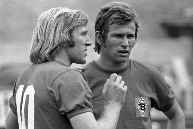 Archivbilder der Woche SPORT KW32 Guenter NETZER, links, und Jupp HEYNCKES, hier beim Training von Borussia Moenchengladbach, Moenchengladbach, 25.07.1971. Guenter Theodor Netzer (* 14. September 1944 in Moenchengladbach) ist ein ehemaliger deutscher Fussbalöprofi, der hauptsaechlich fuer Borussia Moenchengladbach und Real Madrid aktiv war. Mit der deutschen Fussballnationalmannschaft wurde er 1972 Europameister und 1974 bei der Endrunde im eigenen Land Weltmeister. Heute ist er Medienunternehmer, bis nach der WM 2010 war er zudem 13 Jahre lang als Experte neben Sportmoderator Gerhard Delling fuer die ARD taetig, *** Guenter NETZER, left, and Jupp HEYNCKES, here at Borussia Moenchengladbach training, Moenchengladbach, 25 07 1971 Guenter Theodor Netzer September 14, 1944 in Moenchengladbach is a former German professional soccer player, who played mainly for Borussia Moenchengladbach and Real Madrid He was European champion with the German national football team in 1972 and world champion in 1974 at the finals in his own country Today he is a media entrepreneur, and until after the 2010 World Cup he also worked for 13 years as a pundit for ARD alongside sports presenter Gerhard Delling,