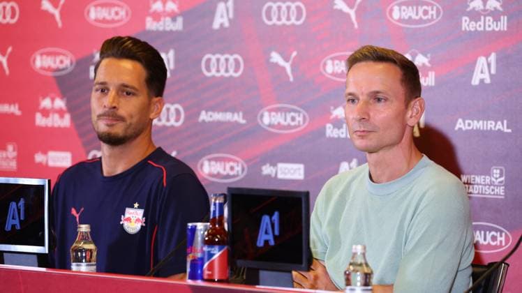 SOCCER - UEFA CL, RBS vs Enschede SALZBURG,AUSTRIA,05.AUG.24 - SOCCER - UEFA Champions League, qualification, Red Bull Salzburg vs FC Twente Enschede, preview, press conference, PK, Pressekonferenz RBS. Image shows Janis Blaswich and head coach Pepijn Lijnders (RBS).  GEPAxpictures xDavidxGeieregger