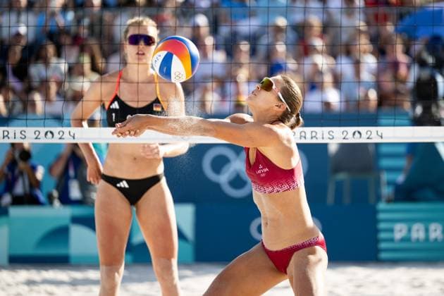 MUELLER Svenja, TILLMANN Cinja Germany vs GRAUDINA Tina, SAMOILOVA Anastasija Latvia , pictured GRAUDINA Tina Latvia on the ball, FRA, Olympic Games Paris 2024, Beach Volleyball, Womens Round of 16, 05 08 2024 FRA, Olympic Games Paris 2024, Beach Volleyball, Womens Round of 16, 05 08 2024 Paris Copyright: xEibner-Pressefoto Memmlerx EP_MMR