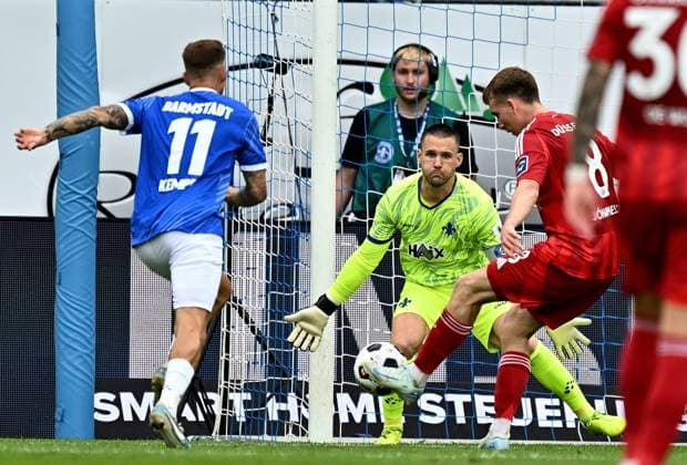 04 08 2024, xfux, Fussball 2 Bundesliga, SV Darmstadt 98 Fortuna Düsseldorf emspor, v l Tobias Kempe SV Darmstadt 98 , Marcel Schuhen SV Darmstadt 98 , Isak Johannesson Fortuna Duesseldorf Düsseldorf DFL DFB REGULATIONS PROHIBIT ANY USE OF PHOTOGRAPHS as IMAGE SEQUENCES and or QUASI VIDEO Licensing of the photographic work to SV Darmstadt 1898 e V and subsidiaries is not permitted No release of or sale to SV Darmstadt 1898 e V Darmstadt