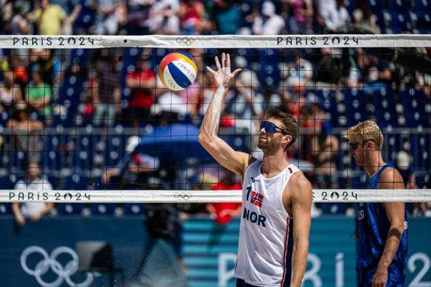 240805 Anders Mol of Norway warms up ahead of men s round of 16 beach volleyball match between Norway and USA during day 10 of the Paris 2024 Olympic Games on August 5, 2024 in Paris Photo Jon Olav Nesvold BILDBYRAN COP 217 JE0097 beachvolleyboll beach volleyball sandvolleyball paris 2024 olympics day 10 bbeng norge norway usa  Copyright: JONxOLAVxNESVOLD BB240805JE060