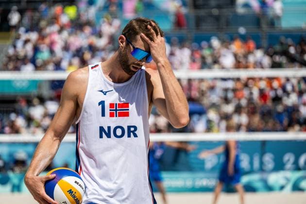 240805 Anders Mol of Norway in men s round of 16 beach volleyball match between Norway and USA during day 10 of the Paris 2024 Olympic Games on August 5, 2024 in Paris Photo Jon Olav Nesvold BILDBYRAN COP 217 JE0097 beachvolleyboll beach volleyball sandvolleyball paris 2024 olympics day 10 bbeng  Copyright: JONxOLAVxNESVOLD BB240805JE064