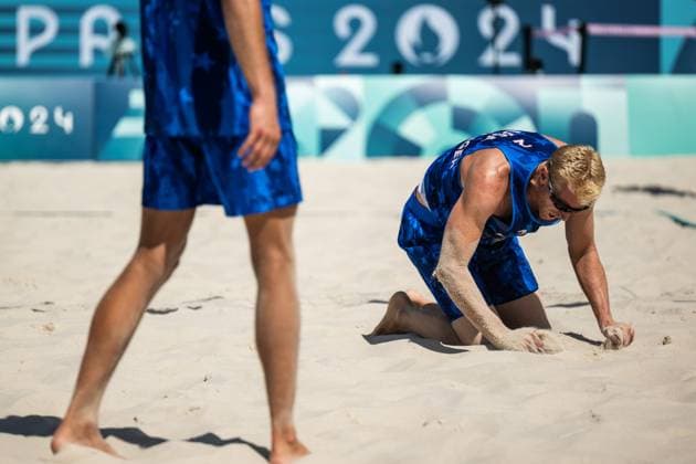 240805 Chase Budinger of USA looks dejected in men s round of 16 beach volleyball match between Norway and USA during day 10 of the Paris 2024 Olympic Games on August 5, 2024 in Paris Photo Jon Olav Nesvold BILDBYRAN COP 217 JE0097 beachvolleyboll beach volleyball sandvolleyball paris 2024 olympics day 10 bbeng depp  Copyright: JONxOLAVxNESVOLD BB240805JE069