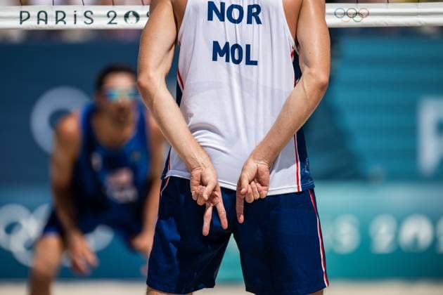 240805 Anders Mol of Norway in men s round of 16 beach volleyball match between Norway and USA during day 10 of the Paris 2024 Olympic Games on August 5, 2024 in Paris Photo Jon Olav Nesvold BILDBYRAN COP 217 JE0097 beachvolleyboll beach volleyball sandvolleyball paris 2024 olympics day 10 bbeng  Copyright: JONxOLAVxNESVOLD BB240805JE074