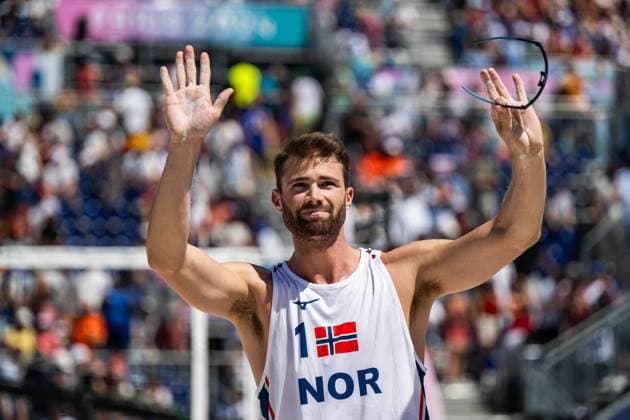 240805 Anders Mol of Norway in men s round of 16 beach volleyball match between Norway and USA during day 10 of the Paris 2024 Olympic Games on August 5, 2024 in Paris Photo Jon Olav Nesvold BILDBYRAN COP 217 JE0097 beachvolleyboll beach volleyball sandvolleyball paris 2024 olympics day 10 bbeng  Copyright: JONxOLAVxNESVOLD BB240805JE076