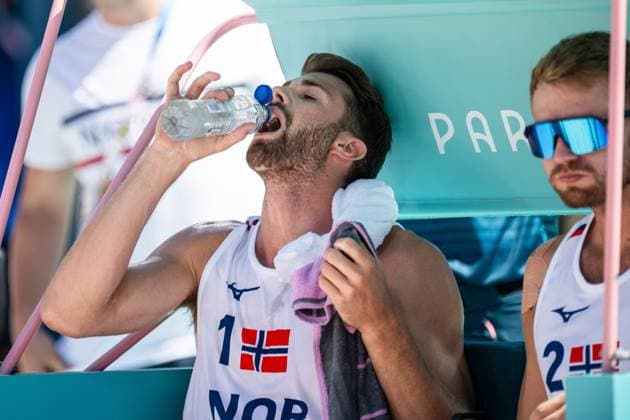 240805 Anders Mol of Norway drinks water in men s round of 16 beach volleyball match between Norway and USA during day 10 of the Paris 2024 Olympic Games on August 5, 2024 in Paris Photo Jon Olav Nesvold BILDBYRAN COP 217 JE0097 beachvolleyboll beach volleyball sandvolleyball paris 2024 olympics day 10 bbeng  Copyright: JONxOLAVxNESVOLD BB240805JE078