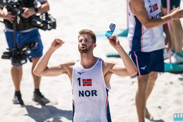 240805 Anders Mol of Norway celebrates after men s round of 16 beach volleyball match between Norway and USA during day 10 of the Paris 2024 Olympic Games on August 5, 2024 in Paris Photo Jon Olav Nesvold BILDBYRAN COP 217 JE0097 beachvolleyboll beach volleyball sandvolleyball paris 2024 olympics day 10 bbeng jubel  Copyright: JONxOLAVxNESVOLD BB240805JE085