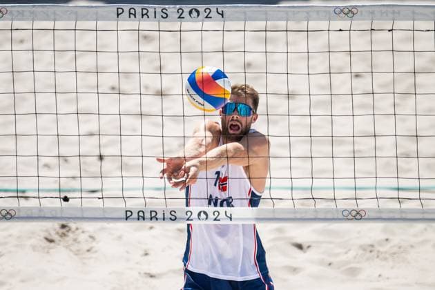 240805 Anders Mol of Norway in men s round of 16 beach volleyball match between Norway and USA during day 10 of the Paris 2024 Olympic Games on August 5, 2024 in Paris Photo Jon Olav Nesvold BILDBYRAN COP 217 JE0097 beachvolleyboll beach volleyball sandvolleyball paris 2024 olympics day 10 bbeng  Copyright: JONxOLAVxNESVOLD BB240805JE087